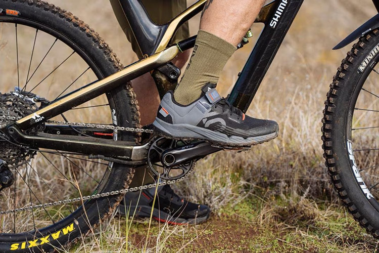 mountain bike shoes