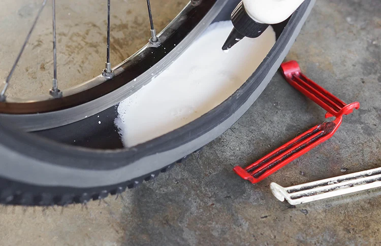 tubeless bicycle tire with sealant